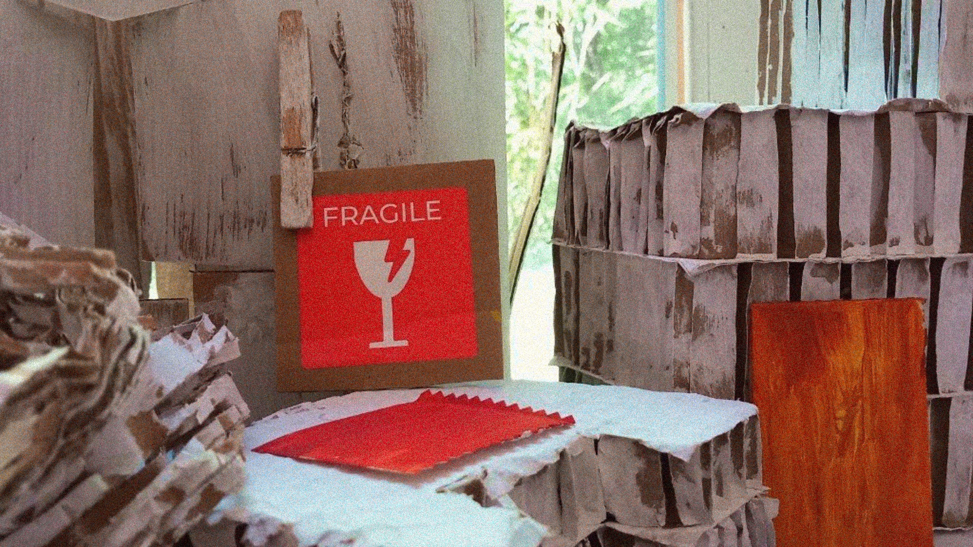 Attention fragile Installation mit Kartonobjekten